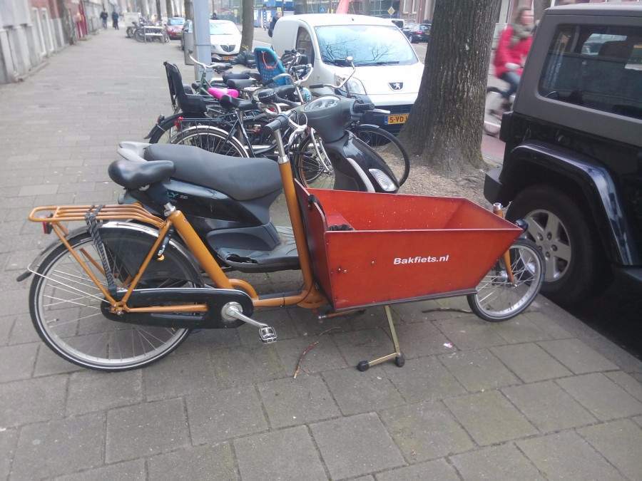 V Amsterdamu můžete narazit na různé druhy kol. Toto je jedno z těch běžnějších.