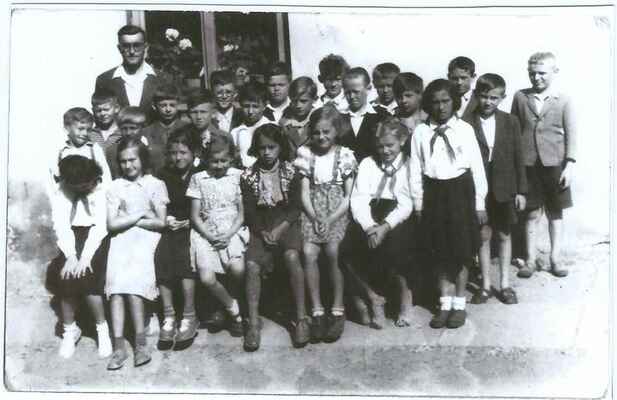 žáci před opatovickou školou (zřejmě přelom 50. a 60.let)