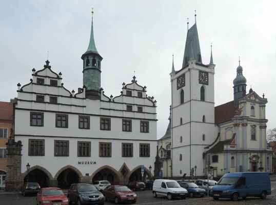O kousek vedle je budova bývalé radnice, dnes muzeum. Jde o nejstarší renesanční stavbu ve městě.