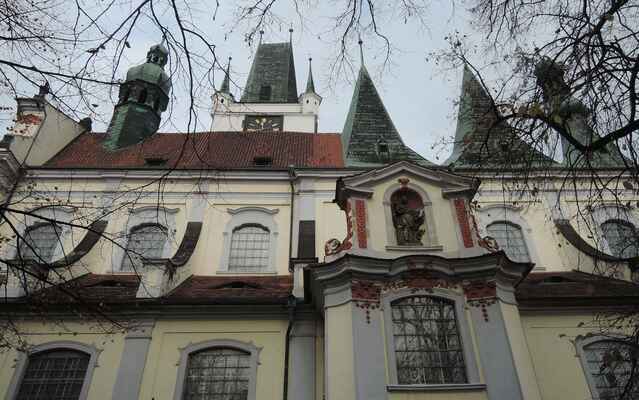 U mélokterého kostela je vidět tolik věží najednou. "Stanová" střecha kostela vznikla roku 1570 za vedení mistra Valentina Schneidera.
