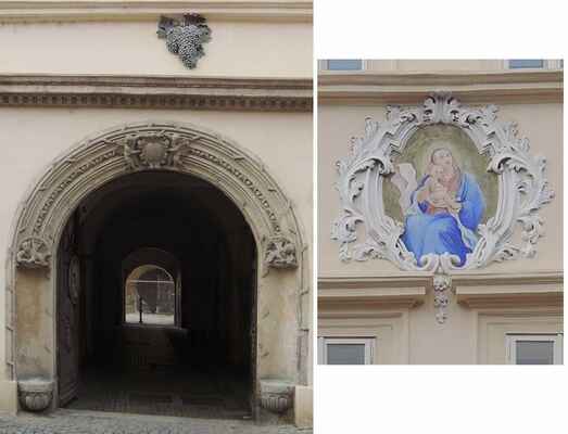 Kamenný portál vstupní brány a akantová kartuše s malbou Madony s dítětem mezi prvním a druhým patrem domu.