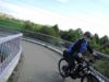 Už přejíždíme oblouk mostu pro pěšáky a cyklisty.