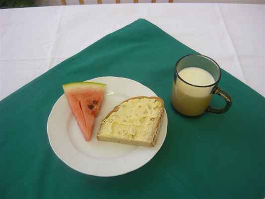 Vaječná pomazánka, žitný chléb, mléko, meloun - P1040360