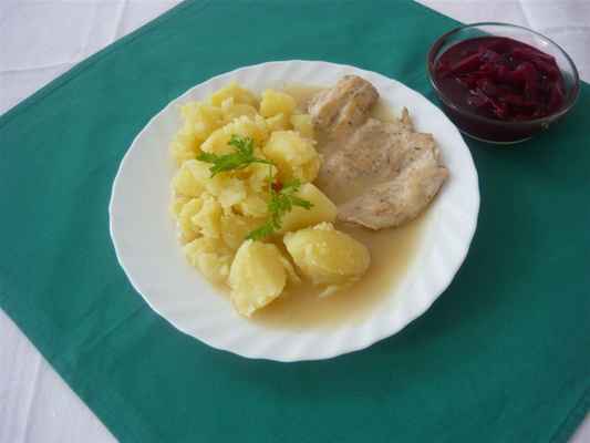Kuřecí plátek na rozmarýnu, brambory, salát z červené řepy - P1040366