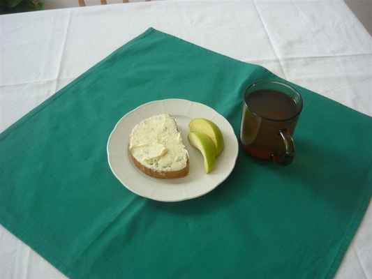 Slunečnicový chléb, pomazánka z nivy, ovoce, šípkový čaj - P1040369