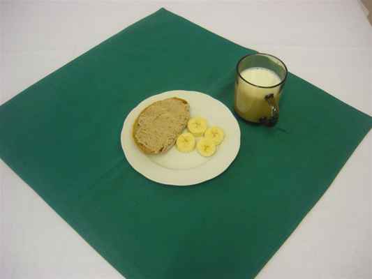 Chléb, pomazánka z drůbežích jater, ovoce, mléko - P1040371