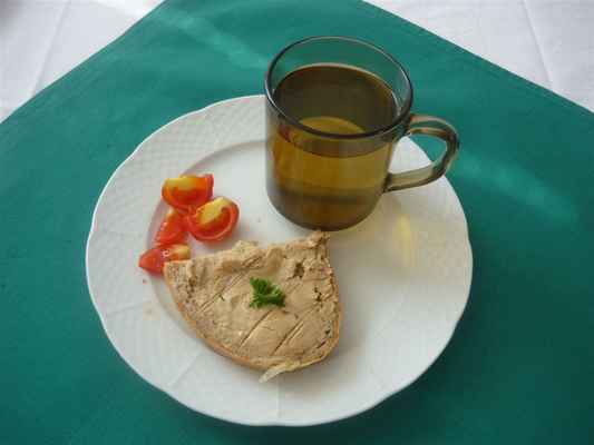Pomazánka z makrely, lámankový chléb, zelenina, pigi čaj - P1040380