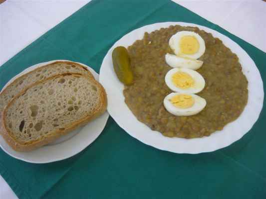 Dušená čočka, vařené vejce, okurek, chléb - P1040436