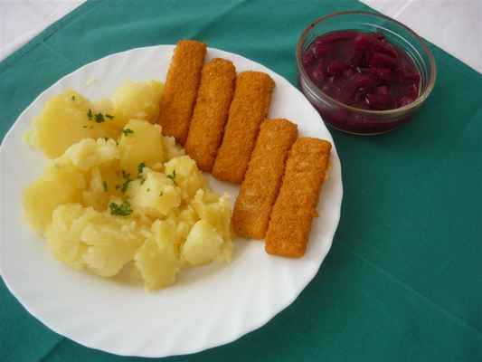 Pečené rybí prsty, brambory, salát z červené řepy - P1040439