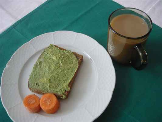 Špenátová pomazánka, grahamové pečivo, bílá káva, zelenina - P1040441