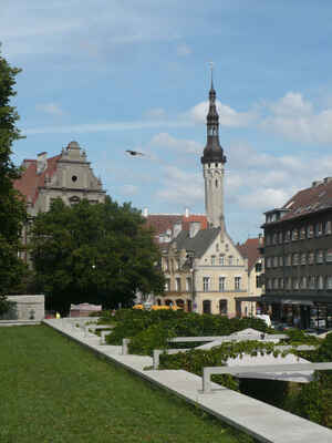 Pohled směrem k náměstí; věž patří k radnici