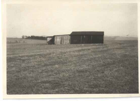 původní dřevěný hangár z roku 1945