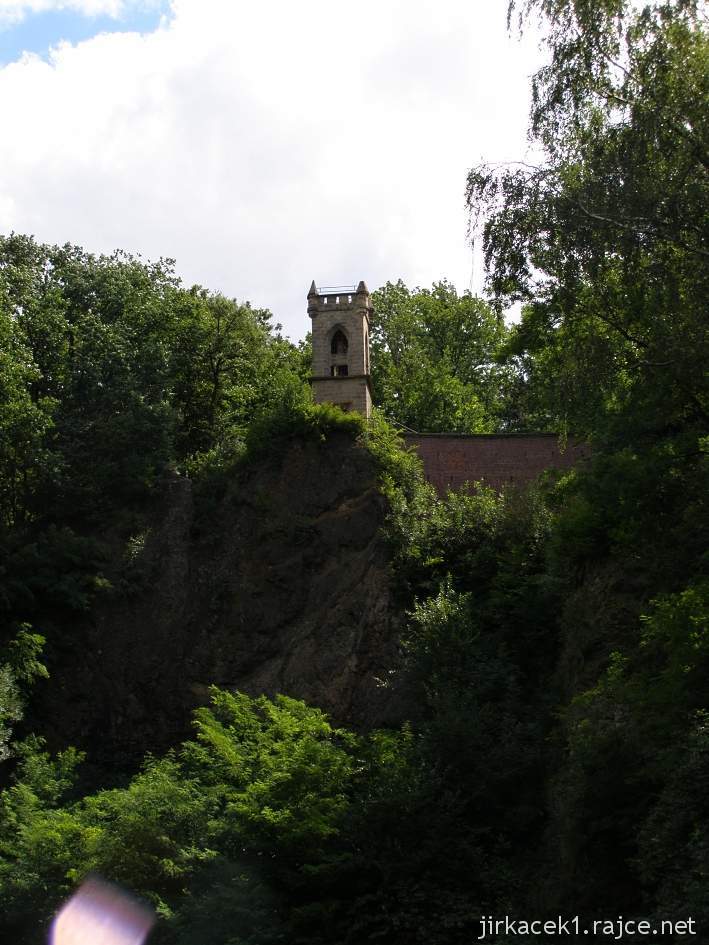 Jičín - rozhledna Milohlídka a lom na jehož okraji věž stojí