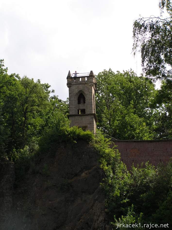 Jičín - rozhledna Milohlídka a lom na jehož okraji věž stojí