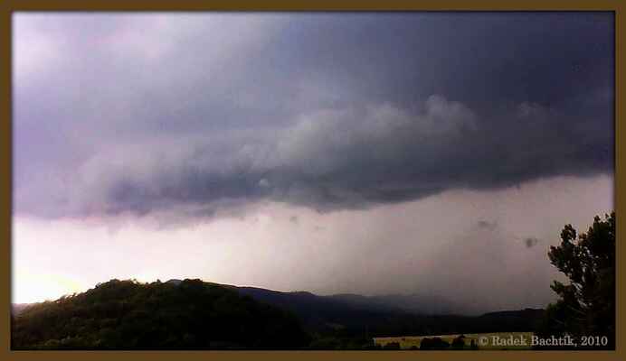 Shelf cloud na bouřce přicházející od Kozlů 13.7.2010