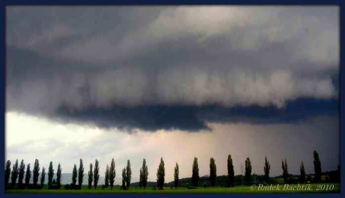 Mohutný Shelf cloud na CS supercele 24.5.2010 v České Lípě
Tato "potvora" spustila tornádo na Šluknovsku, které kácelo stromy jako sirky.