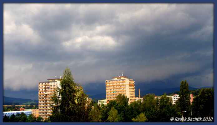 Velmi mohutný shelf cloud na čele zdánlivě slabé bouřky 26.8.2010 v České Lípě.
Húlava se vytvořila ve vhodných dynamických podmínkách, které zde v tento den panovaly...